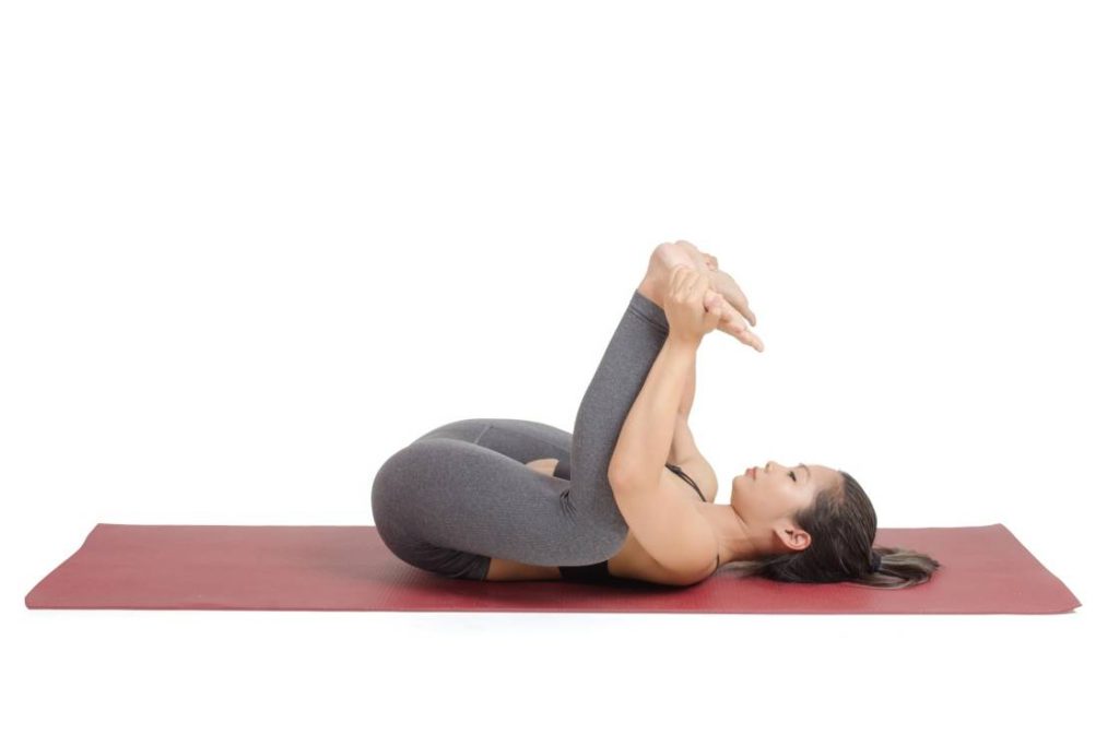 pose de bebê feliz (ananda balasana)