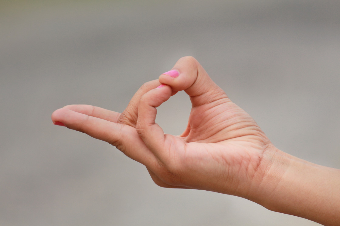 back mudra right hand finger arrangement