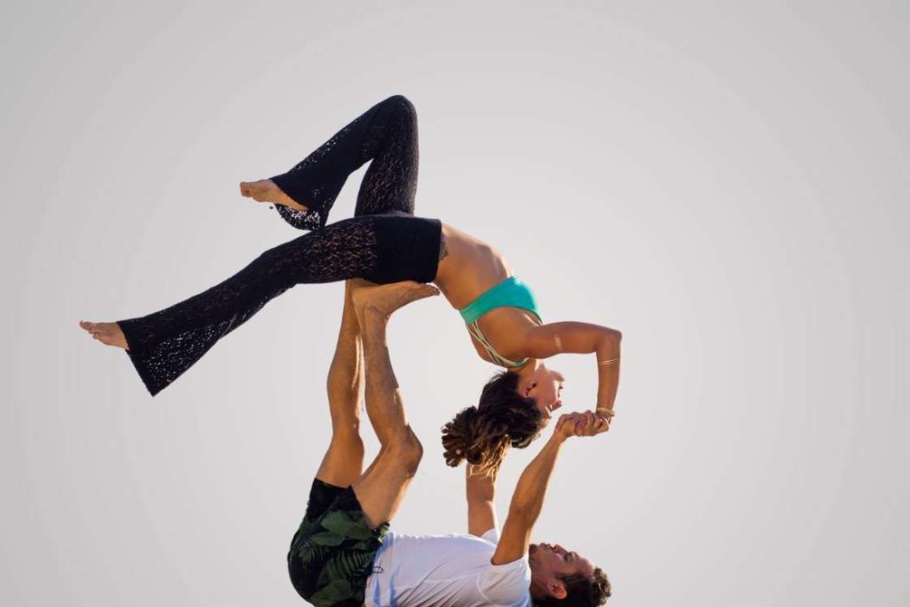 Best Yoga Poses for 2 People Guide By Certified Yoga Trainers - Couple Yoga  Asanas Pose Challenge Postures