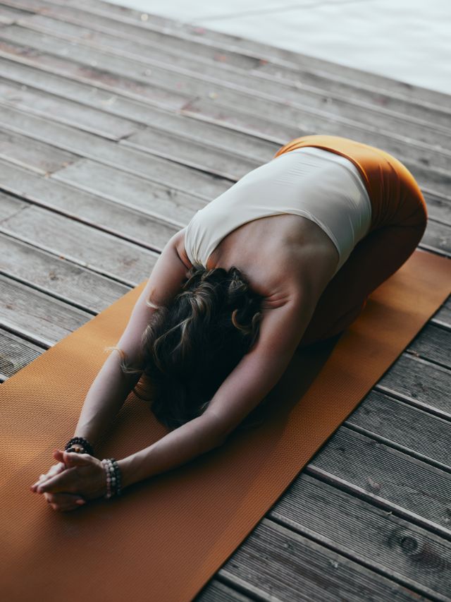 How Yoga Can Help with Anxiety : 5 Yoga Poses for Anxiety